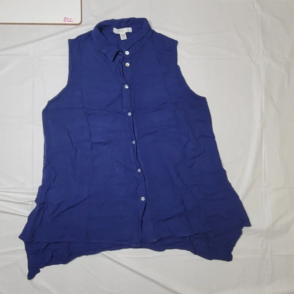 Womens Fever Blue sleeveless button up collared blouse. Size Medium.‎